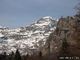 La Funivia Oropa - Lago Mucrone : Vista verso monte. A sinistra sulla roccia il primo ed unico pilone della funivia, piu basso appare la stazione superiore