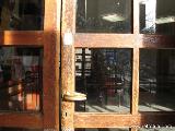 La Funivia Oropa - Lago Mucrone : Porte in legno, inserti di vetro, serramenti in ottone: Tutta una generazione...