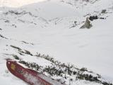 La slittovia Lago del Mucrone alla Bocchetta del Mucrone ad Oropa : Discesa lungo il tracciato della sclittovia del Monte Mucrone. In basso il lago ghiacciato. Sulla destra l'argano della slittovia.