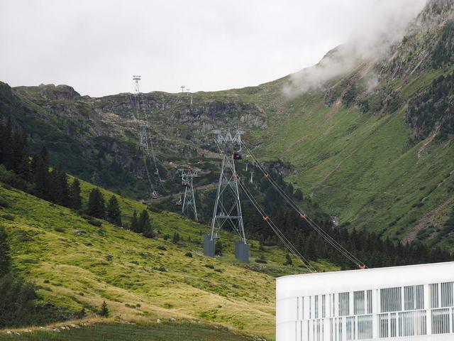 Blick auf die Strecke (erste Sektion) der neuen 3-S Bahn. Der Höhenunterschied von 1200 Metern bei 4700 Meter Länge werden jetzt in nur 12 Minuten zurück gelegt. 64 Millionen Euro hat das Wunderwerk gekostet, entsprechend ungefähr 2.500 Mittelklasse Neuwa (55.25 KByte) Wie aus dem Prospekt : Blick auf die Strecke (erste Sektion) der neuen 3-S Bahn. Der Höhenunterschied von 1200 Metern bei 4700 Meter Länge werden jetzt in nur 12 Minuten zurück gelegt. 64 Millionen Euro hat das Wunderwerk gekostet, entsprechend ungefähr 2.500 Mittelklasse Neuwa