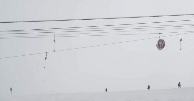 Zum Glück (sonst wäre hier wohl keiner mehr zurück gekommen. Nein, Spaß) lichtete sich der Nebel hin und wieder ein wenig, um sodann sofort wieder alles fest zu umschließen. (12.73 KByte) Wie aus dem Prospekt : Zum Glück (sonst wäre hier wohl keiner mehr zurück gekommen. Nein, Spaß) lichtete sich der Nebel hin und wieder ein wenig, um sodann sofort wieder alles fest zu umschließen.