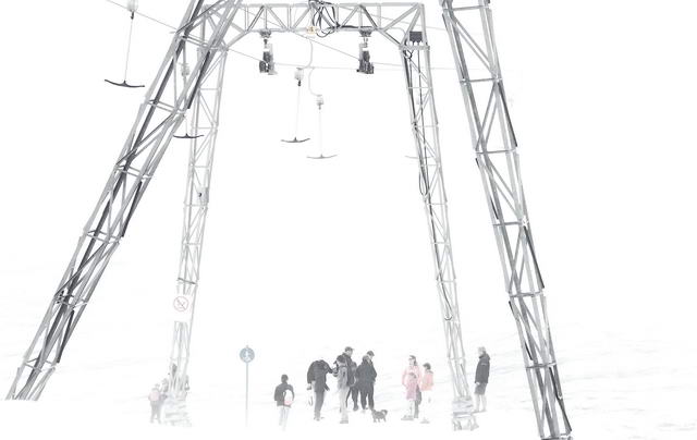 1954 kam es am Krippenstein zu einem tragischen Unglück, als sich eine Wandergruppe bei Nebel und Schneefall verlief, und irgendwann in der Kälte nicht mehr weiter wussten (ok, hier ist es eher warm) (48.6 KByte) Wie aus dem Prospekt : 1954 kam es am Krippenstein zu einem tragischen Unglück, als sich eine Wandergruppe bei Nebel und Schneefall verlief, und irgendwann in der Kälte nicht mehr weiter wussten (ok, hier ist es eher warm)