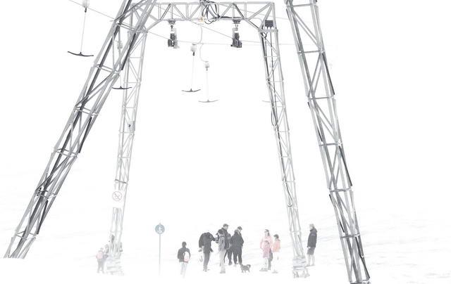1954 kam es am Krippenstein zu einem tragischen Unglück, als sich eine Wandergruppe bei Nebel und Schneefall verlief, und irgendwann in der Kälte nicht mehr weiter wussten (ok, hier ist es eher warm) (25.39 KByte) Wie aus dem Prospekt : 1954 kam es am Krippenstein zu einem tragischen Unglück, als sich eine Wandergruppe bei Nebel und Schneefall verlief, und irgendwann in der Kälte nicht mehr weiter wussten (ok, hier ist es eher warm)