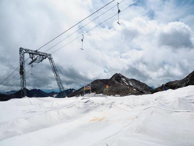Von der Bergstation der Schaufeljochbahn 3200m begibt sich der Besucher einige hundert Meter bis zum Rundgasthaus Jochdohle. Der Weg dorthin, etwa 200 Meter, ist vollständig mit Unter dem weißen Teppich : Von der Bergstation der Schaufeljochbahn 3200m begibt sich der Besucher einige hundert Meter bis zum Rundgasthaus Jochdohle. Der Weg dorthin, etwa 200 Meter, ist vollständig mit