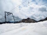 Unter dem weißen Teppich : Von der Bergstation der Schaufeljochbahn 3200m begibt sich der Besucher einige hundert Meter bis zum Rundgasthaus Jochdohle. Der Weg dorthin, etwa 200 Meter, ist vollständig mit 