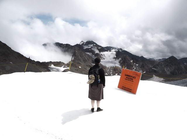 Die Stimmung ist anmutig. Langsam steigt immer wieder Nebel auf und löst sich von selbst auf. Die Hochgebirgslandschaft mit ihren grossen Wanderbergen hat auch was. (24.33 KByte) Wie aus dem Prospekt : Die Stimmung ist anmutig. Langsam steigt immer wieder Nebel auf und löst sich von selbst auf. Die Hochgebirgslandschaft mit ihren grossen Wanderbergen hat auch was.