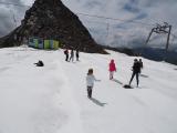 Unter dem weißen Teppich : Diesen Gästen aus dem mittleren Osten bleibt nichts anderes übrig, als auf Plastikvlies herumzulaufen. Echter Schnee scheint unerreichbar.