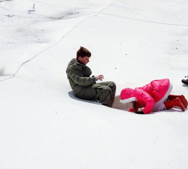 Bis winterlich fest mit Gummistiefeln und stärkstem Anorak eingekleidete Kids entdecken, dass das Vlies Löcher hat, dass sie diese Löcher mit viel Kraft erweitern können. Denn darunter befindet sich echter teilweise weißer Schnee. Das ist also das Tiroler (28.97 KByte) Unter dem weißen Teppich : Bis winterlich fest mit Gummistiefeln und stärkstem Anorak eingekleidete Kids entdecken, dass das Vlies Löcher hat, dass sie diese Löcher mit viel Kraft erweitern können. Denn darunter befindet sich echter teilweise weißer Schnee. Das ist also das Tiroler