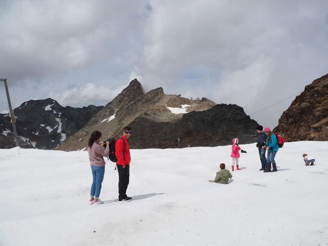 So wurde aus dem Vlies der wertvolle Schnee geschürft, Schneeballschlachten ausgerichtet, am Vlies ein Schneemann gebaut und kontinuierlich Instergrammisiert. Welch eine Freude! (28.57 KByte) Unter dem weißen Teppich : So wurde aus dem Vlies der wertvolle Schnee geschürft, Schneeballschlachten ausgerichtet, am Vlies ein Schneemann gebaut und kontinuierlich Instergrammisiert. Welch eine Freude!