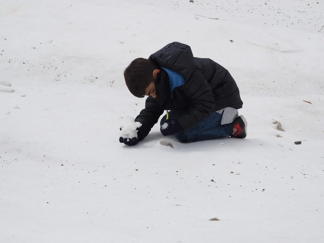 Am Loch im Vlies spielendes Kind. Die obligatorische Schneeballschlacht konnte starten (81.26 KByte) Unter dem weißen Teppich : Am Loch im Vlies spielendes Kind. Die obligatorische Schneeballschlacht konnte starten