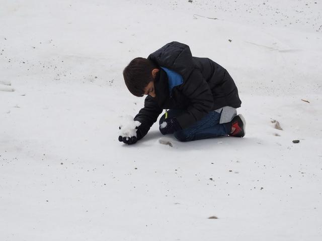 Am Loch im Vlies spielendes Kind. Die obligatorische Schneeballschlacht konnte starten (20.92 KByte) Unter dem weißen Teppich : Am Loch im Vlies spielendes Kind. Die obligatorische Schneeballschlacht konnte starten