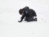 Tiefe Löcher werden in den Schnee gegraben. Auf jeden Fall sind die Kids hinreichend gut eingekleidet für das ewige Eis auf 3150m. Rote Gummistiefel und dicke Daunenjacken wurden wohl erst kurz vor der Abfahrt im Sportfachhandel in Dubai gekauft (17.08 KByte) Wie aus dem Prospekt : Tiefe Löcher werden in den Schnee gegraben. Auf jeden Fall sind die Kids hinreichend gut eingekleidet für das ewige Eis auf 3150m. Rote Gummistiefel und dicke Daunenjacken wurden wohl erst kurz vor der Abfahrt im Sportfachhandel in Dubai gekauft