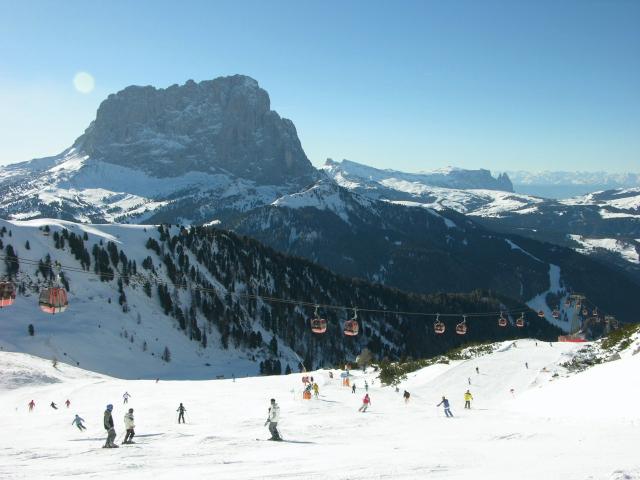 Wolkenstein (BZ)  / Korblifte Dantercepies und Ciampinoi : Generation 5: Sechselgondelbahn der Firma Leitner