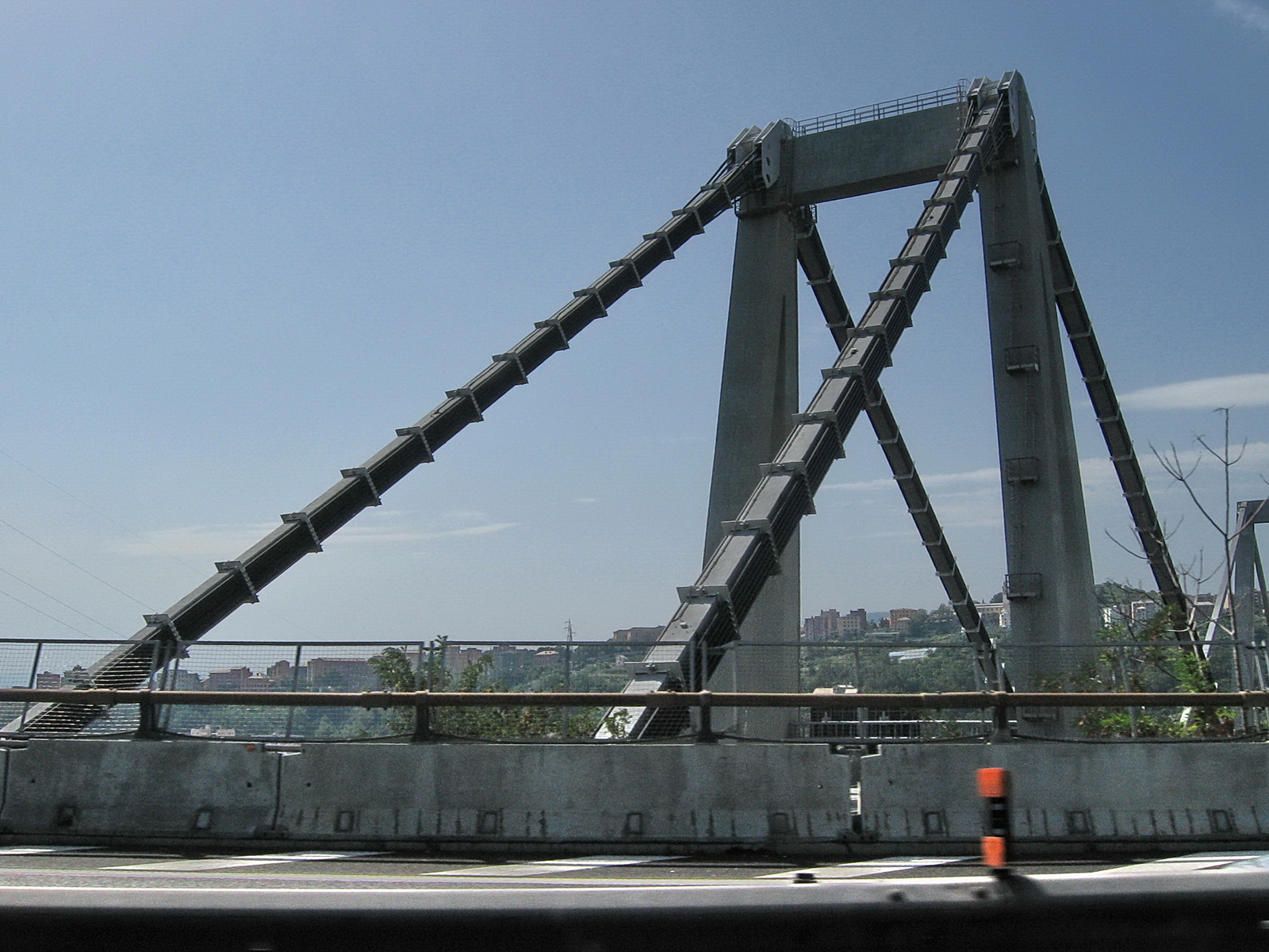 Album year 2007, including historic postcards : Ponte Morandi - pylon number 11, prestressed concrete girders with lateral reinforcements applied in the years 1993 and later.