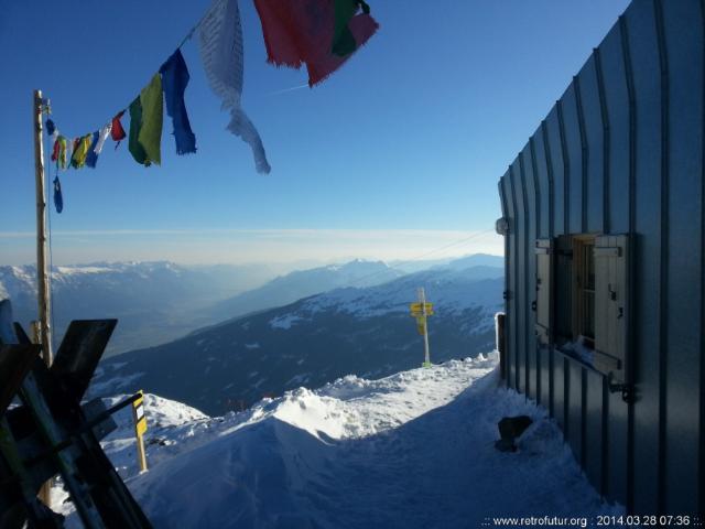 Skitour vs. Industrieski am Beispiel der Querung vom Glungezer Gipfel über Zirbenweg bis hinab nach Igls : Glungezer Haus 2600m. Blick in das Inntal.