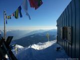 Skitour vs. Industrieski am Beispiel der Querung vom Glungezer Gipfel über Zirbenweg bis hinab nach Igls : Glungezer Haus 2600m. Blick in das Inntal.