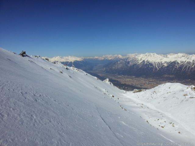 Skitour vs. Industrieski am Beispiel der Querung vom Glungezer Gipfel über Zirbenweg bis hinab nach Igls : Aufbruch nach opulentem Frühstück. Vom Glungezer der Blick nach Innsbruck, 2100 Meter unten.