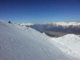 Skitour vs. Industrieski am Beispiel der Querung vom Glungezer Gipfel über Zirbenweg bis hinab nach Igls : Aufbruch nach opulentem Frühstück. Vom Glungezer der Blick nach Innsbruck, 2100 Meter unten.