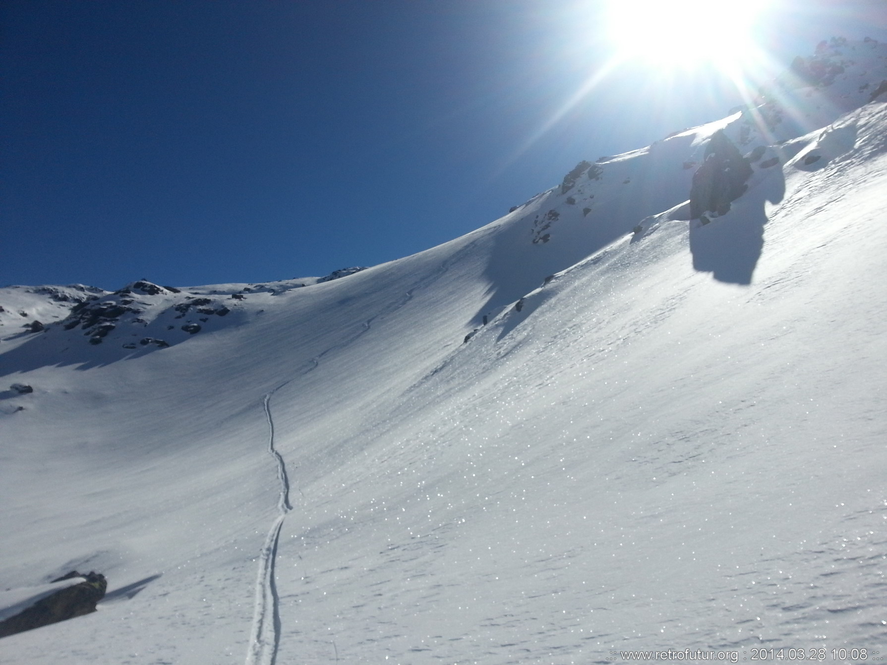 Skitour vs. Industrieski am Beispiel der Querung vom Glungezer Gipfel über Zirbenweg bis hinab nach Igls : Eine Woche nach dem Schneefall...in nächster Nähe zur Stadt mit 115.000 Einwohnern...unverspurtes Gelände. Wie kann das sein? Mich darf es erfreuen!