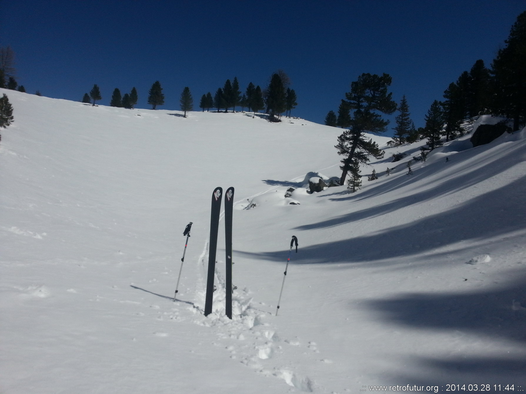 Skitour vs. Industrieski am Beispiel der Querung vom Glungezer Gipfel über Zirbenweg bis hinab nach Igls : Unweit Isshütte. Mittagshitze.