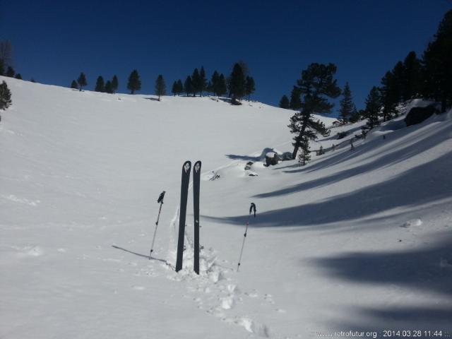 Skitour vs. Industrieski am Beispiel der Querung vom Glungezer Gipfel über Zirbenweg bis hinab nach Igls : Unweit Isshütte. Mittagshitze.
