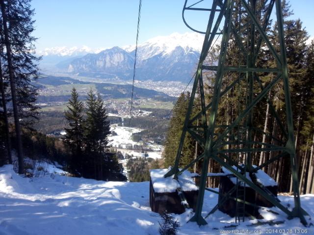 Blick entlang der Trasse der Pendelbahn nach Igls. Zahlreiche Kids und Entwachsene fahren entlang der Seilbahntrasse ab wie die vielen Spuren bezeugen. Es passt. (63.99 KByte) Skitour vs. Industrieski am Beispiel der Querung vom Glungezer Gipfel über Zirbenweg bis hinab nach Igls : Blick entlang der Trasse der Pendelbahn nach Igls. Zahlreiche Kids und Entwachsene fahren entlang der Seilbahntrasse ab wie die vielen Spuren bezeugen. Es passt.