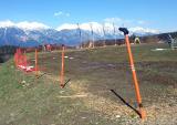 Skitour vs. Industrieski am Beispiel der Querung vom Glungezer Gipfel über Zirbenweg bis hinab nach Igls : Passt nicht. Erfordernisse des Sicherns und Versicherns. Im Hintergrund Fahnen, dazwischen Känguru, Braunbär und Giraffe (mit gesenktem Kopf ,Kunststoff).