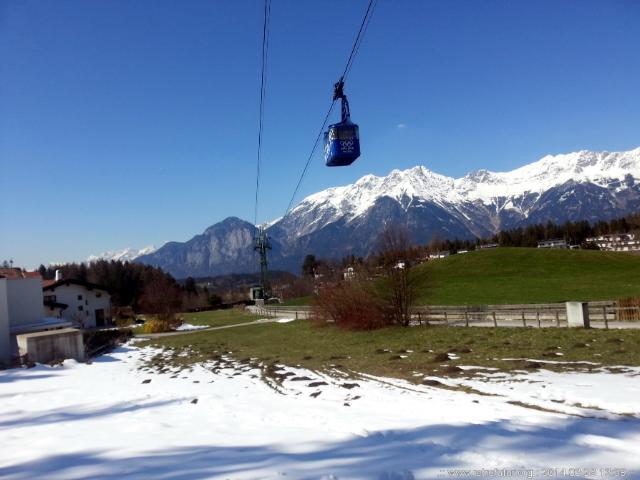 Skitour vs. Industrieski am Beispiel der Querung vom Glungezer Gipfel über Zirbenweg bis hinab nach Igls : Passt. Urbane Integration der Pendelbahn in Igls