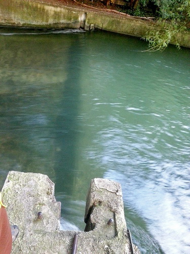WelleMuenchen_II_Absperrwehr_klein.jpg (90591 bytes)