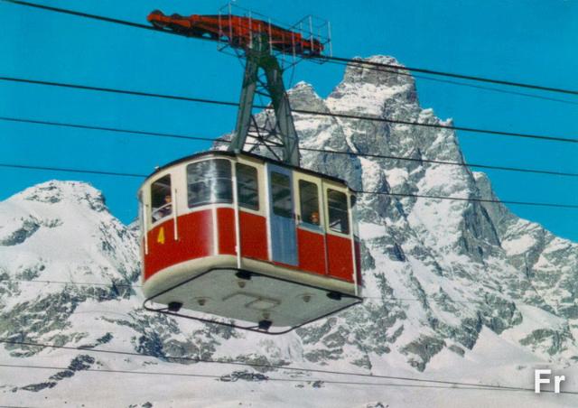 L'asse Museroche - Plan Maison : La cabina della funivia costruita nel 1965 davanti al Cervino in una cartolina d'epoca