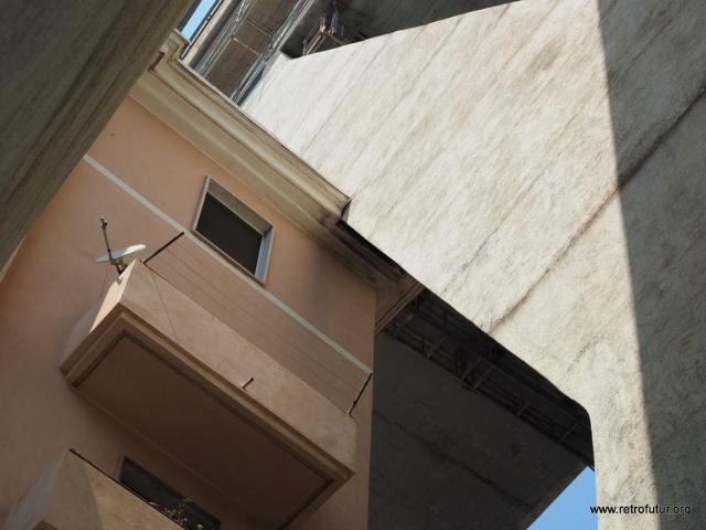 The Morandi Polcevera bridges passes right through the homes. This part however did not collapse on August 14, 2018 (36.49 KByte) Foto Documentation August 2015 : The Morandi Polcevera bridges passes right through the homes. This part however did not collapse on August 14, 2018