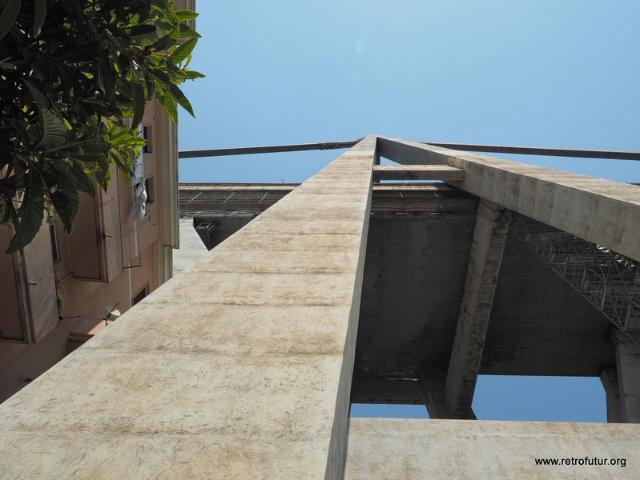 The Morandi Polcevera passes right through the homes. Pylon number 10 did not collapse on August 14, 2018 (38.48 KByte) Foto Documentation August 2015 : The Morandi Polcevera passes right through the homes. Pylon number 10 did not collapse on August 14, 2018