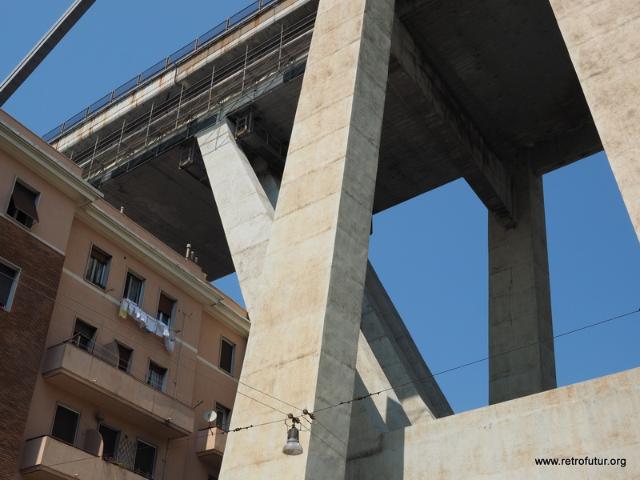 The Morandi Polcevera passes right through the homes. This part however did not collapse on August 14, 2018 (40.64 KByte) Foto Documentation August 2015 : The Morandi Polcevera passes right through the homes. This part however did not collapse on August 14, 2018