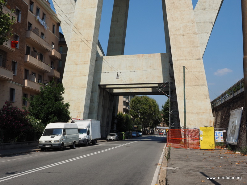 Foto Documentation August 2015 : The Morandi Polcevera passes right through the homes. Pylon 10 however did not collapse on August 14, 2018
