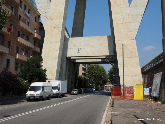 The Morandi Polcevera passes right through the homes. Pylon 10 however did not collapse on August 14, 2018 (47.35 KByte) Foto Documentation August 2015 : The Morandi Polcevera passes right through the homes. Pylon 10 however did not collapse on August 14, 2018