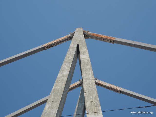 Reinforced pylon number 10. The visible steel sheathing has been added 1993 and later. This is the middle of the three 90m high pylons (23.27 KByte) Foto Documentation August 2015 : Reinforced pylon number 10. The visible steel sheathing has been added 1993 and later. This is the middle of the three 90m high pylons