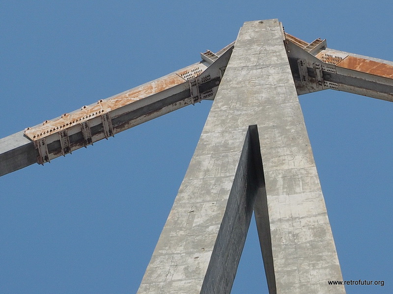 Foto Documentation August 2015 : Detail view of reinforced pylon number 10. The steel sheathing has been added 1993 and later. Pylon 9 did not receive this upgrade.