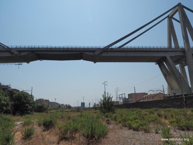The section of Morandi Polcevera bridge collapsed on August 14, 2018. The tower number 9 on the right disintegrated, while number 10 one on the left luckily still stands. Here it crosses a disused railway yard. (40.0 KByte) Foto Documentation August 2015 : The section of Morandi Polcevera bridge collapsed on August 14, 2018. The tower number 9 on the right disintegrated, while number 10 one on the left luckily still stands. Here it crosses a disused railway yard.