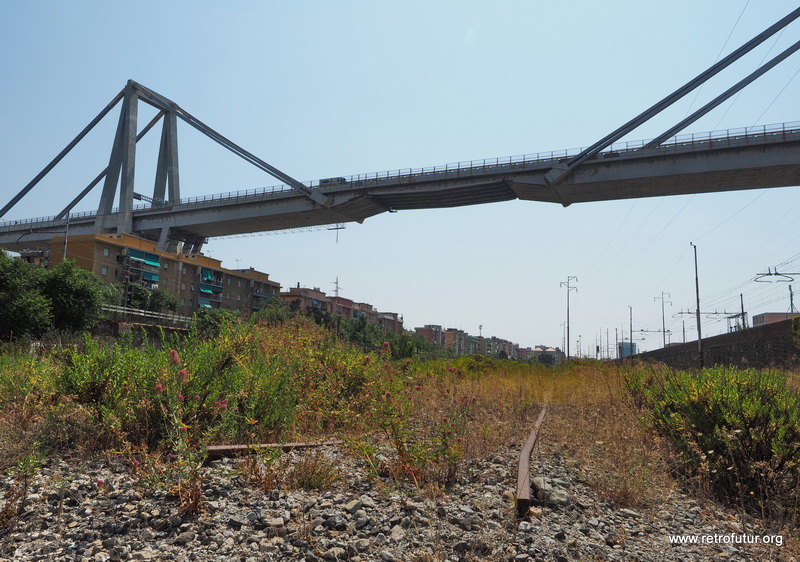 Foto Documentation August 2015 : The section of Morandi Polcevera bridge which collapsed on August 14, 2018.  Here it crosses a disused railway yard, but also the residential buildings on the left.
August 2015