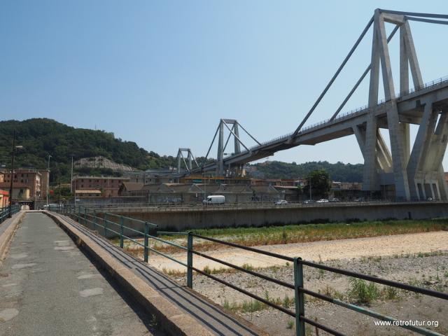 Photo taken from foot bridge over Polcevera river. All three A-Type pylons, numbered 9,10 and 11 from right to left are visible. (48.2 KByte) Foto Documentation August 2015 : Photo taken from foot bridge over Polcevera river. All three A-Type pylons, numbered 9,10 and 11 from right to left are visible.
