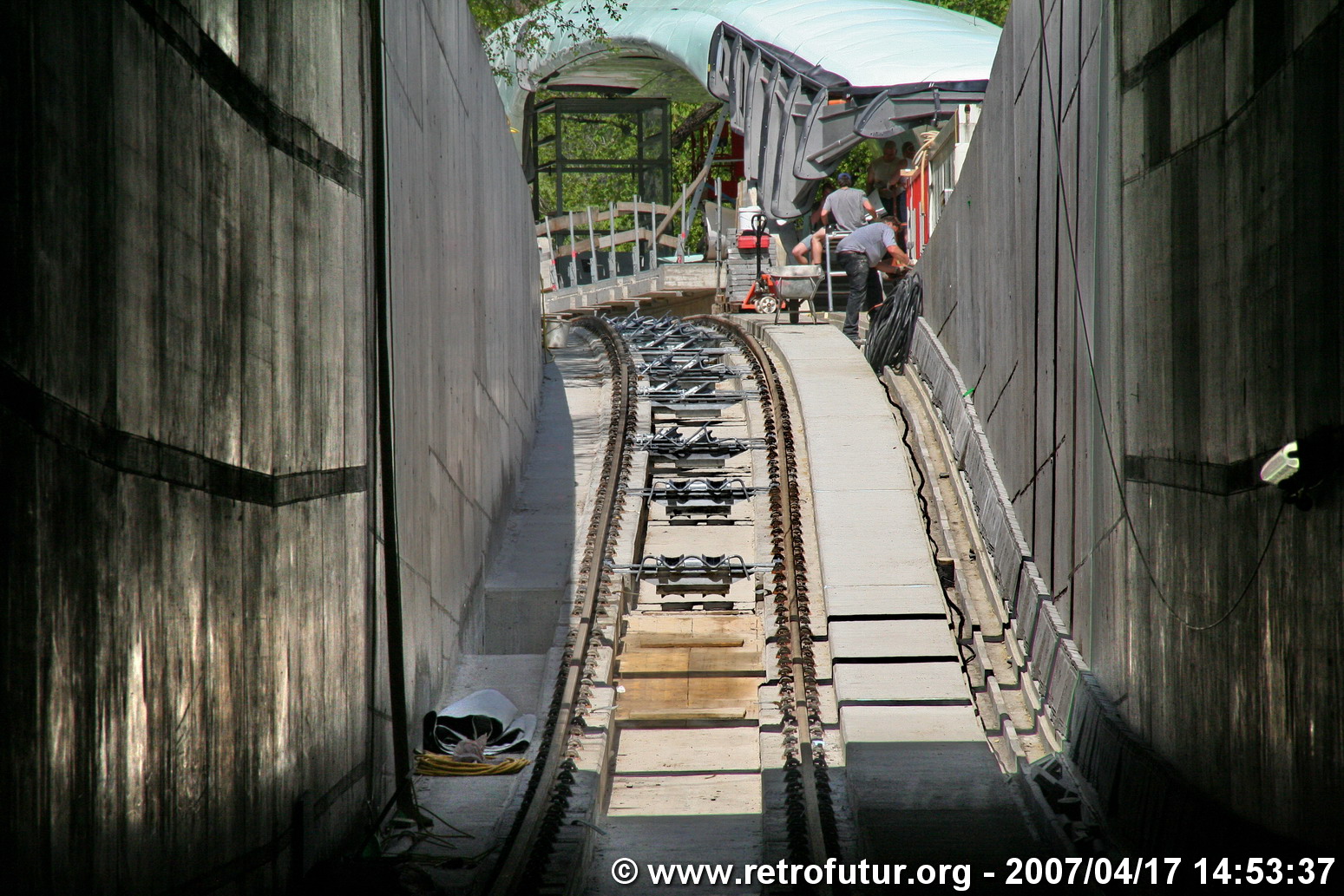 Tunnel ramp : Following the horizontal alignment, a gradient brings trains to the surface