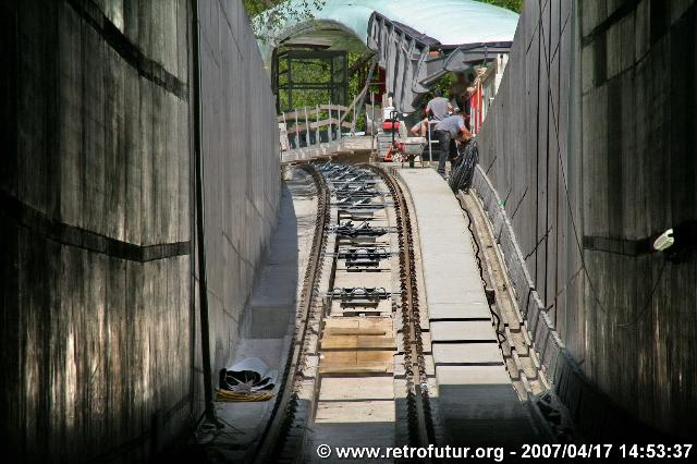 Tunnel ramp : Following the horizontal alignment, a gradient brings trains to the surface