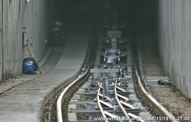 Tunnel ramp : Due to the convex shape of the ramp, a set of pulleys is needed to hold traction cables down 