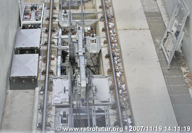 Tunnel ramp : When the train approaches, the pulleys must quickly raise in order to leave enough space for the cable grip located under the vehicle
