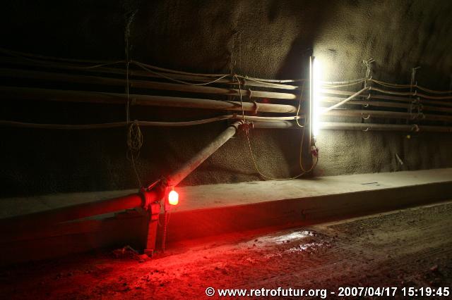 Steep tunnel : Red and colorless lights