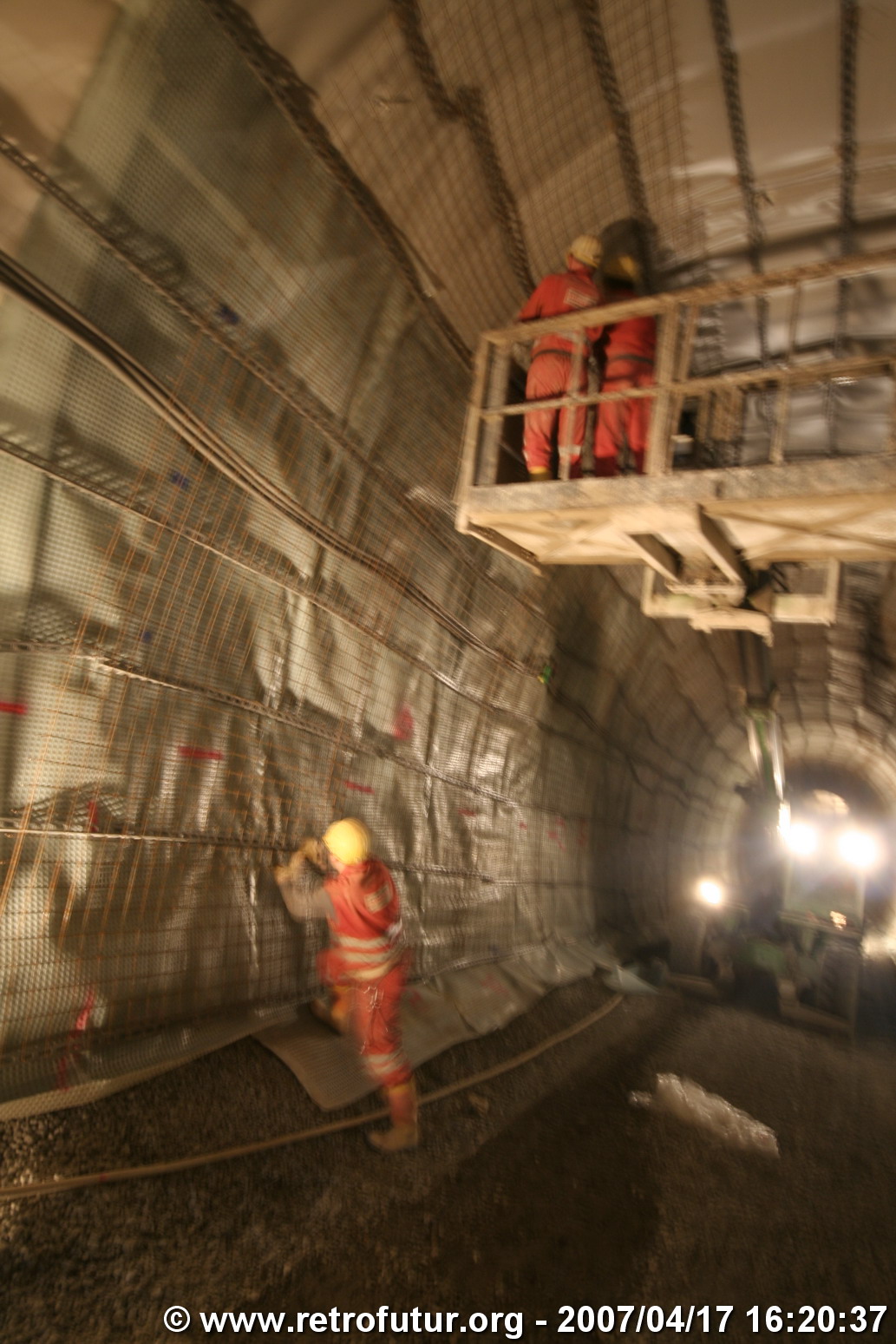 Steep tunnel : Towards the upper exit.