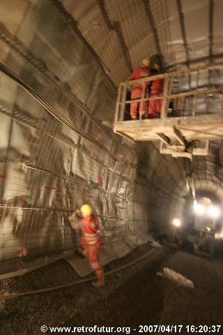 Steep tunnel : Towards the upper exit.