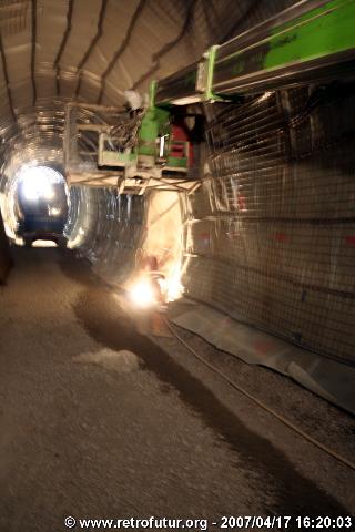 Steep tunnel : Applying the steel grid. Later, fluid concrete will be sprayed on it.