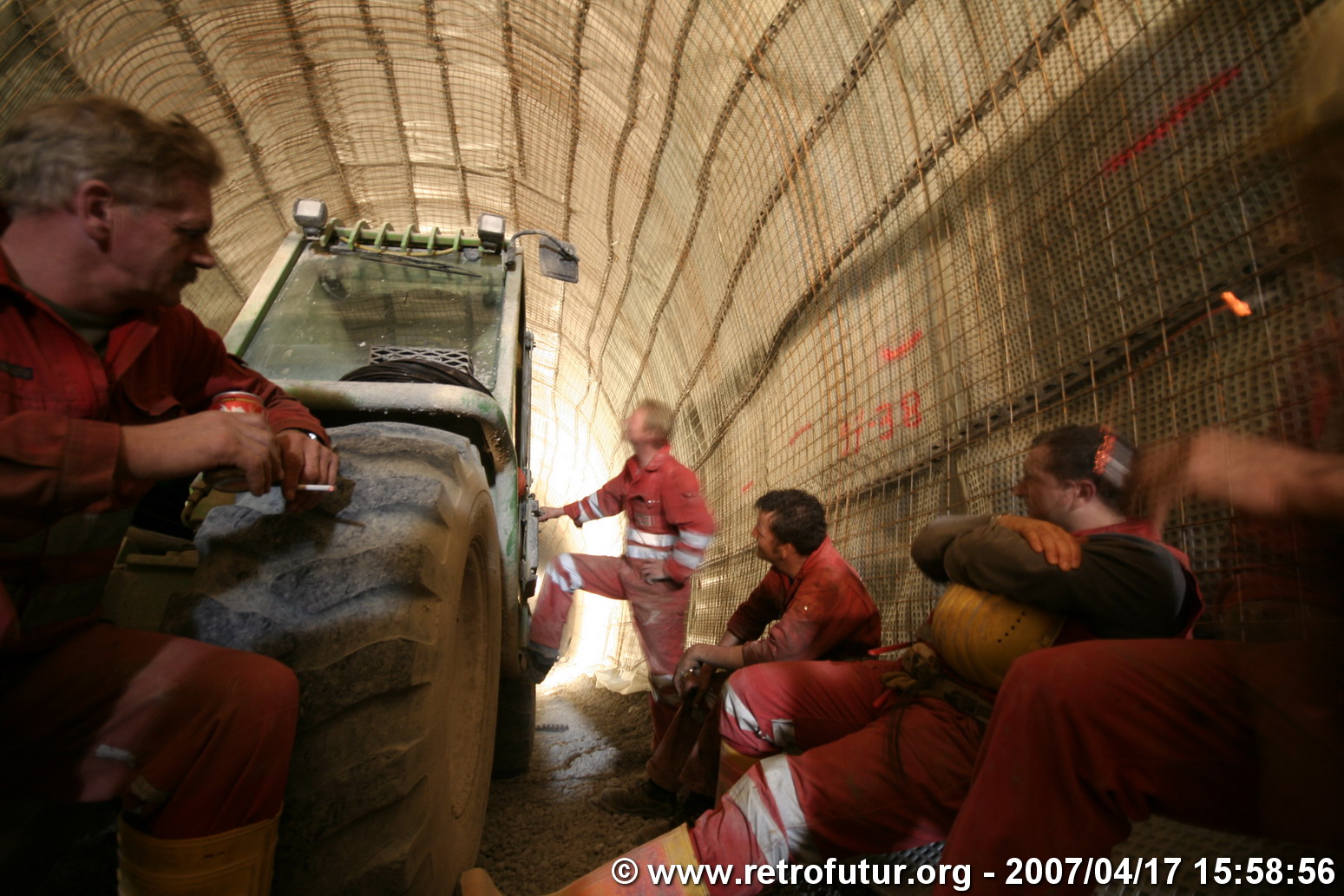 Steep tunnel : Workers having a break