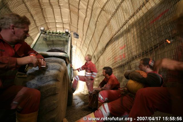 Steep tunnel : Workers having a break